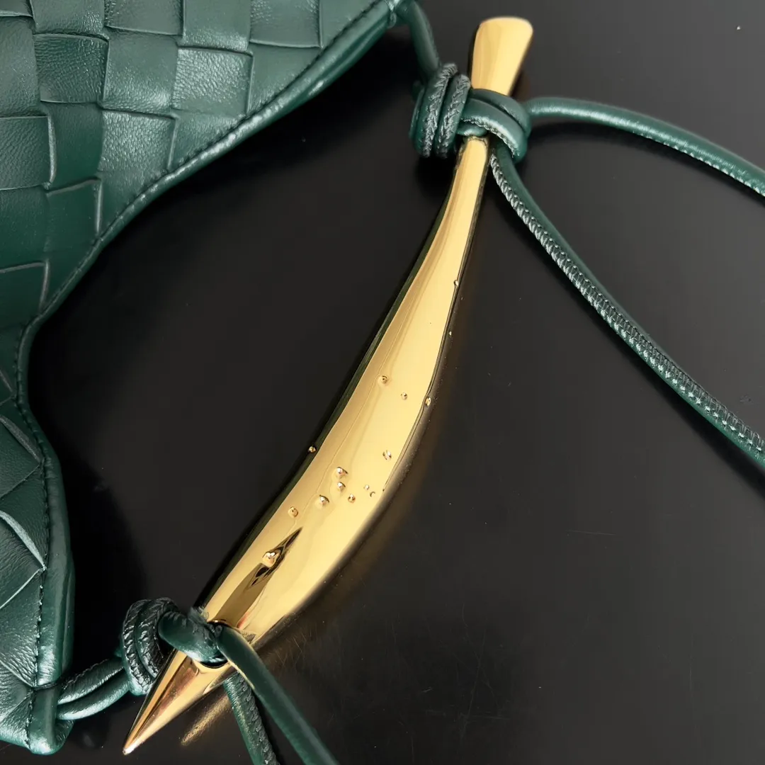 Batch of 1260 BV Mini Sardine is coming‼ ️Super high-end, stainless steel hardware + 24k real gold plating process, fish scales (concave and convex positions) are the finishing touch, the sardine bag that can be carried cross-body is completely beautiful to the heart. The metal element handle and the weaving are perfectly combined to completely integrate the artistic sense and elegance and fashion. It is really like a work of art🏺The large size is elegant, the small size is exquisite and cute, a must-have item for fashionistas, and the details are perfectly reproduced. Style number: 744267 Size 20*12*2.5